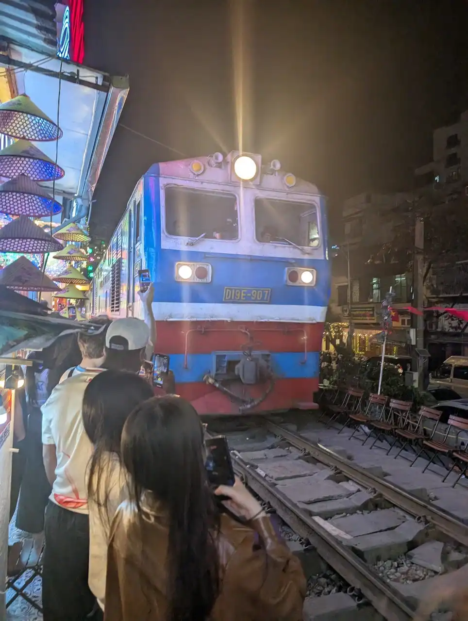 /hanoi/hanoi-train-street4.jpg