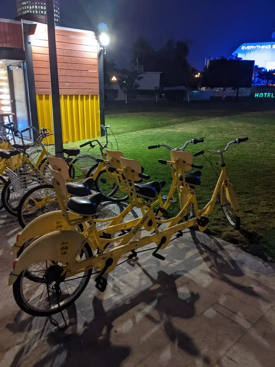 /doha/al-dafna-park2.JPG