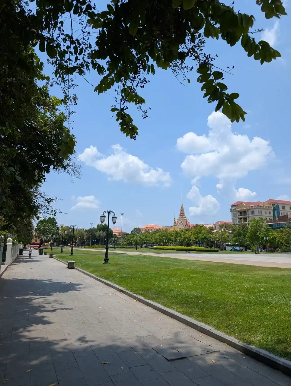 /phnom-penh/wat-botum-park3.jpg