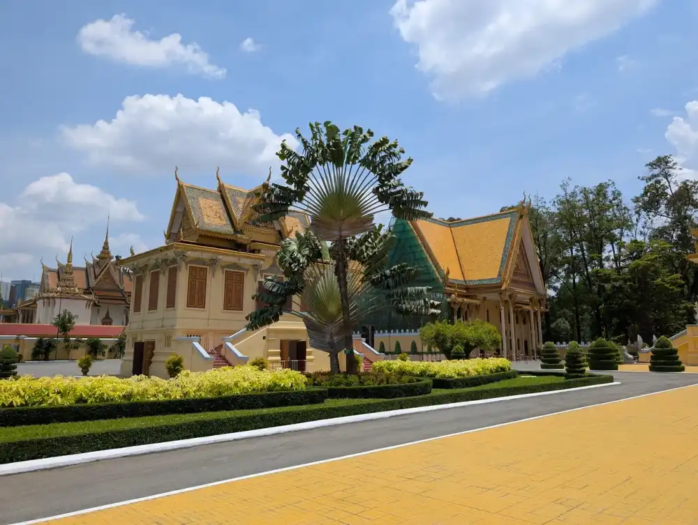 /phnom-penh/royal-palace-park4.jpg