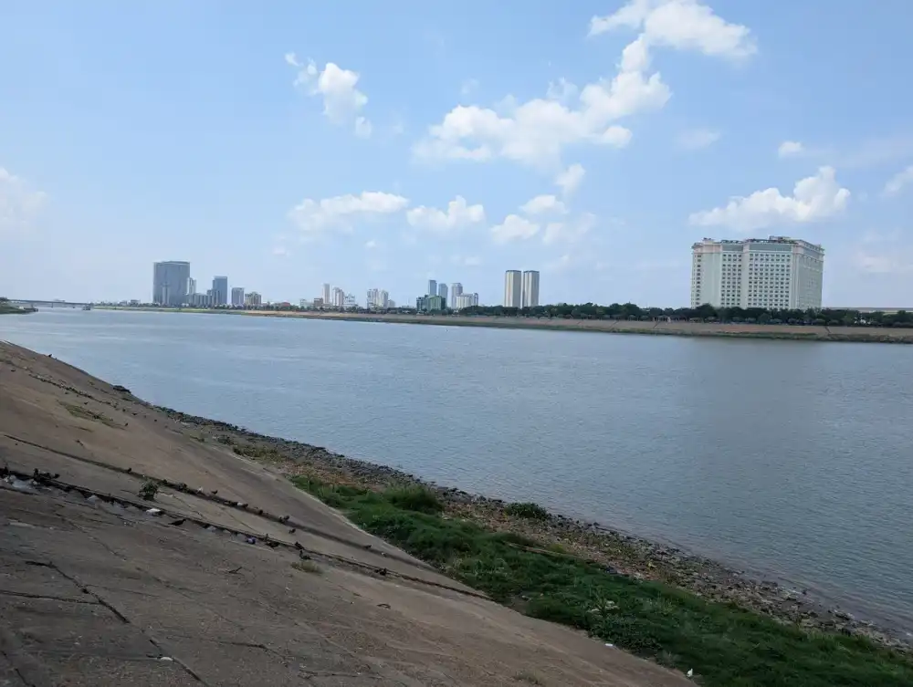 /phnom-penh/embankment2.jpg