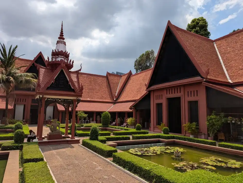 /phnom-penh/national-museum4.jpg