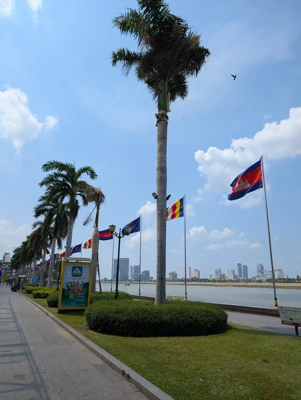 /phnom-penh/embankment7.jpg