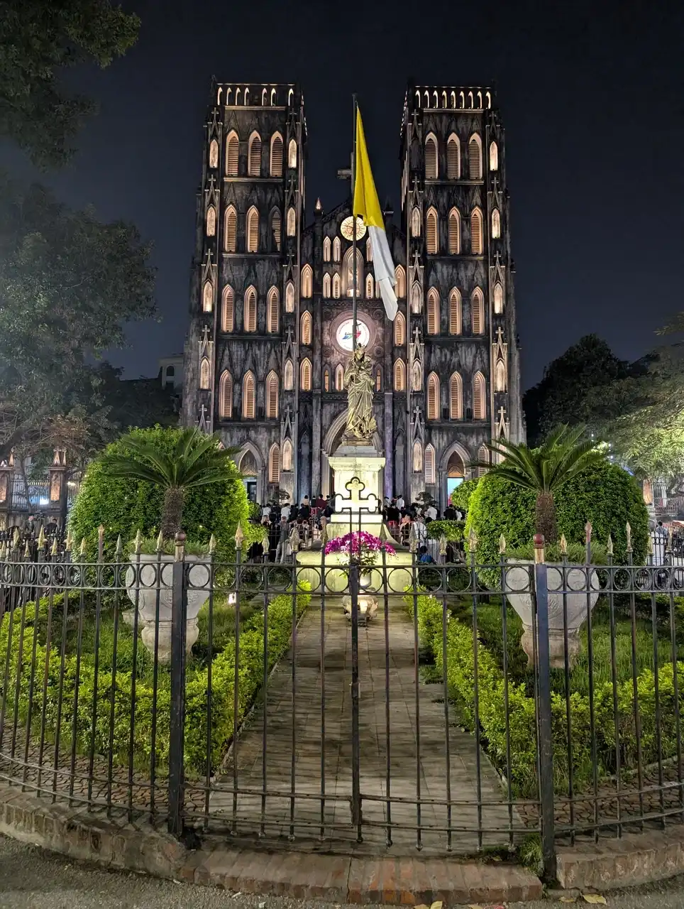 /hanoi/cathedral2.jpg