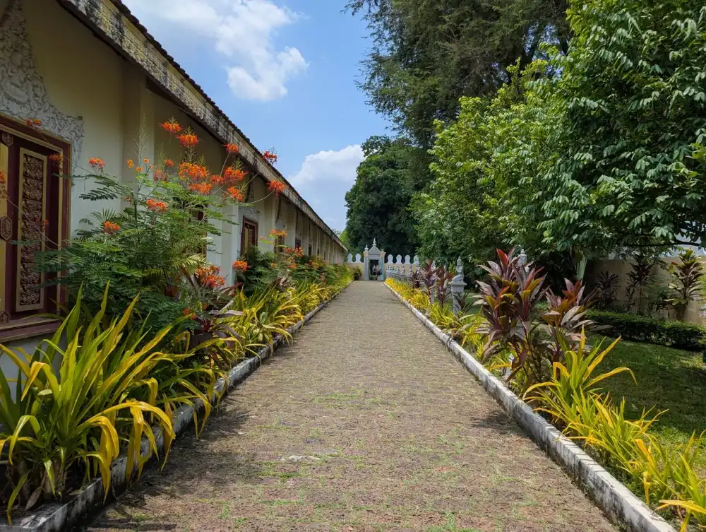 /phnom-penh/royal-palace-park.jpg