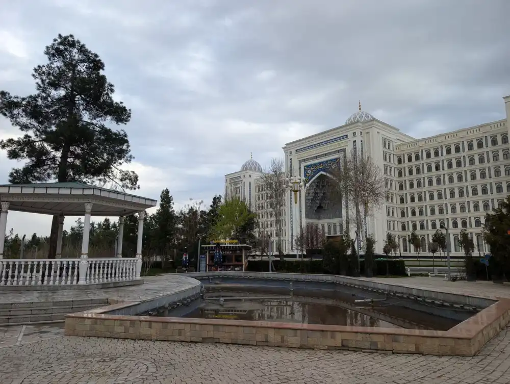 /dushanbe/islamic-university2.JPG