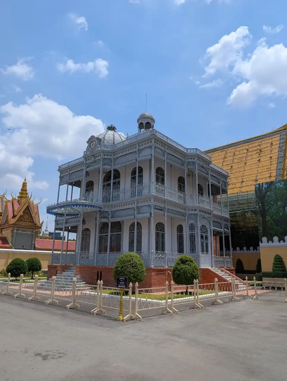 /phnom-penh/royal-palace-park5.jpg