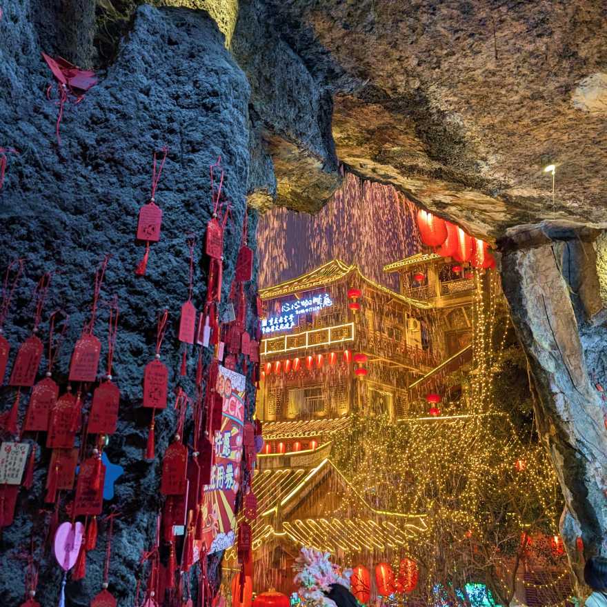 /chongqing/hongyadong-folk3.jpg