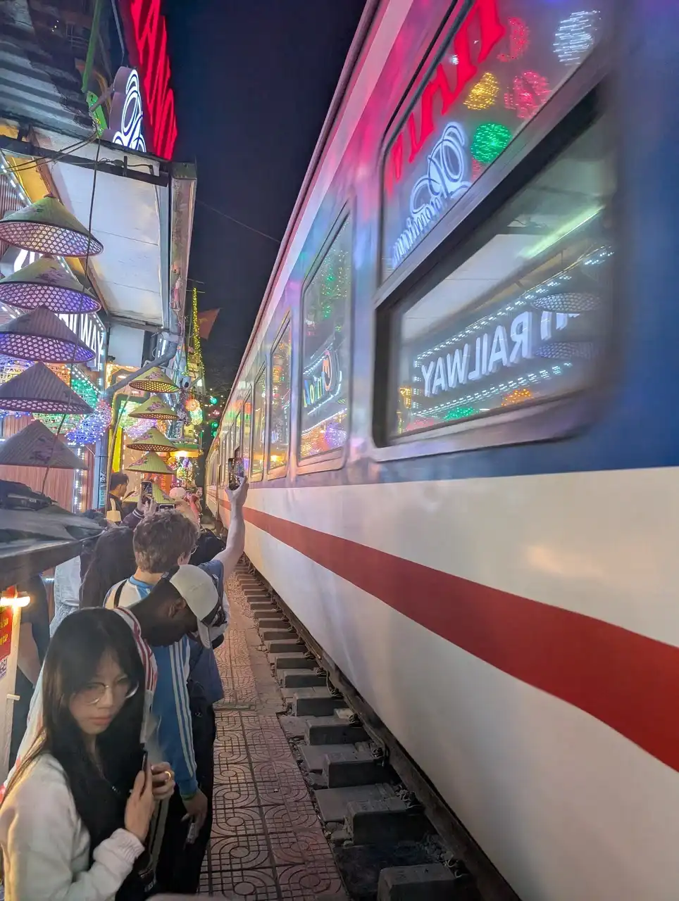 /hanoi/hanoi-train-street5.jpg
