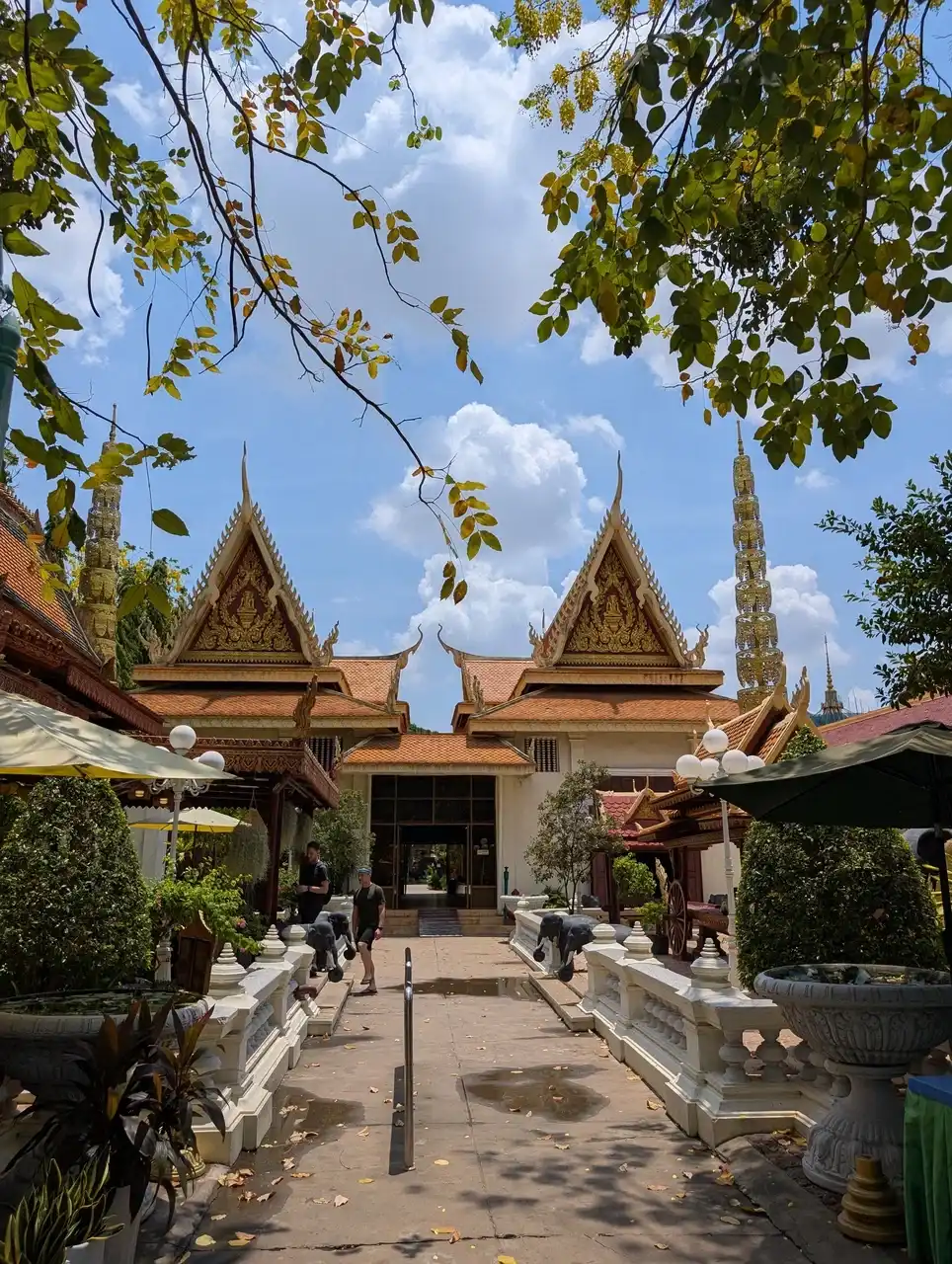 /phnom-penh/royal-palace-park2.jpg